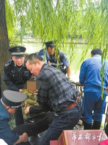 警民合力救起落水大爺。