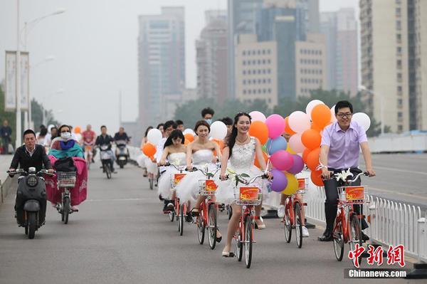 5月20日，南京90后小伙張龔亦騎著公共自行車迎接新娘徐思圓，在當?shù)毓沧孕熊囆蜗蟠笫埂⒔K廣播主持人楊曉的策劃組織下，在“520”（我愛你的諧音）這一天用綠色環(huán)保、低碳出行的方式來表達愛情，表達對生活的這座城市的熱愛。