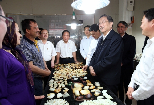 5月22日至24日，中共中央政治局常委、全國政協(xié)主席俞正聲在河南調(diào)研。這是5月22日，俞正聲在南陽市鎮(zhèn)平縣石佛寺鎮(zhèn)天下玉源市場詳細了解涉疆服務管理情況。