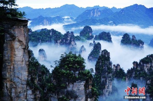 2016年5月29日，連續(xù)強(qiáng)降雨過后的世界自然遺產(chǎn)地湖南張家界核心景區(qū)武陵源天子山，飄渺無形的云海穿梭在連綿峰林間，奇美無比。