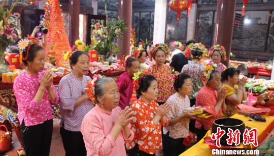 6月2日，福建泉州蟳浦媽祖宮廟——順濟(jì)宮重修落成慶典儀式舉行，蟳浦村女性集體拜媽祖?！×戊o 攝