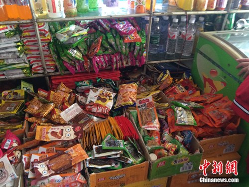 北京某學(xué)校附近超市的各種零食。<a target='_blank' href='http://www.chinanews.com/' >中新網(wǎng)</a> 邱宇 攝