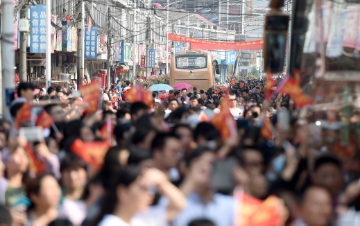 新華社照片，毛坦廠（安徽），2016年6月5日
    毛坦廠送考——學(xué)生減少場面依舊
    6月5日，送考車隊(duì)駛離學(xué)校。
    當(dāng)日，安徽省六安市毛坦廠鎮(zhèn)毛坦廠中學(xué)（含金安中學(xué)）的近千名高三學(xué)生從學(xué)校分乘19輛大巴，出發(fā)前往六安市的高考考點(diǎn)，參加即將到來的全國高考。從各地趕來的學(xué)生家長和當(dāng)?shù)鼐用駧浊嗽趯W(xué)校門口送別考生，祝福他們?nèi)〉煤贸煽儭?    毛坦廠中學(xué)（含金安中學(xué)）每年高考前的送考都是當(dāng)?shù)匾粋€重要活動。近年來，送考規(guī)模逐漸減小，送考學(xué)生人數(shù)從高峰的萬余名減少到近千名，送考大巴也從高峰時期的70輛下降到今年的19輛，但送考場面依舊熱鬧。
    新華社記者 郭晨攝