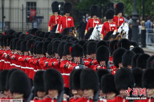 英國女王90大壽慶典 皇家衛(wèi)兵齊刷刷帥氣亮相3