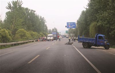 今年5月15日，在南京浦口花旗104國道寧淮高速高架橋下發(fā)生了一起車禍，19歲的男子羅某無證駕駛?cè)喥嚦鍪鹿手履ν熊囁緳C(jī)身亡，母親莊某愛子心切，為兒頂包，試圖“蒙混過關(guān)”，卻沒有逃過辦案民警的火眼金睛，最終被浦口交警識(shí)破。目前，羅某因涉嫌交通肇事逃逸已被刑事拘留。