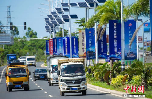 6月24日，海南省文昌市旅游大道的太陽能路燈桿上懸掛著火箭“首發(fā)”宣傳廣告。長征七號運(yùn)載火箭發(fā)射日期臨近，中國首個濱海航天發(fā)射中心——文昌航天發(fā)射場所在地海南省文昌市龍樓鎮(zhèn)將迎來“首發(fā)”，中國的“卡納維拉爾角”正揭開神秘面紗。中新社記者 駱云飛 攝