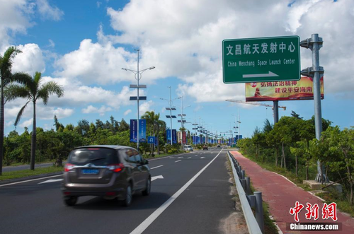 6月24日，文昌航天發(fā)射中心的路牌矗立在海南省文昌市旅游大道旁。長征七號運載火箭發(fā)射日期臨近，中國首個濱海航天發(fā)射中心——文昌航天發(fā)射場所在地海南省文昌市龍樓鎮(zhèn)將迎來“首發(fā)”，中國的“卡納維拉爾角”正揭開神秘面紗。中新社記者 駱云飛 攝