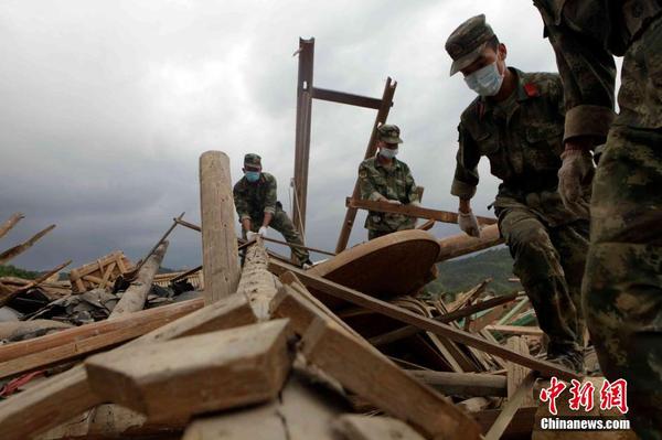 福建武警官兵積極投入駐地災(zāi)后重建2