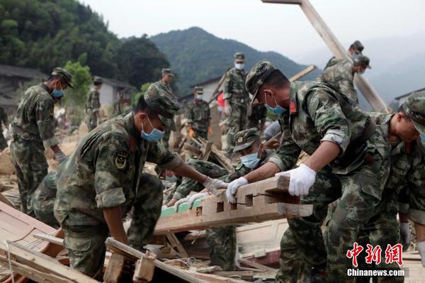 福建武警官兵積極投入駐地災后重建4