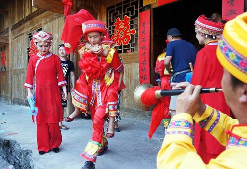 2016年8月13日，一年一度的土家族特色相親節(jié)--恩施女兒會舉行，超過8萬人觀看了土家族特色的定親儀式、迎親儀式和婚禮儀式。被譽為“東方情人節(jié)”的女兒會，是土家族人民自己的七夕節(jié)，距今已有數(shù)百年的歷史。萬李 蔣盼