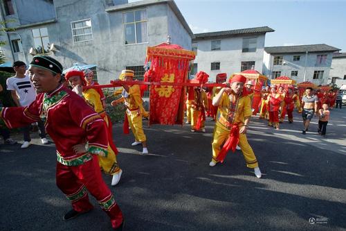 女兒會(huì)分為對(duì)歌相親、考驗(yàn)定親、拔河爭(zhēng)親、拜堂成親四部分。