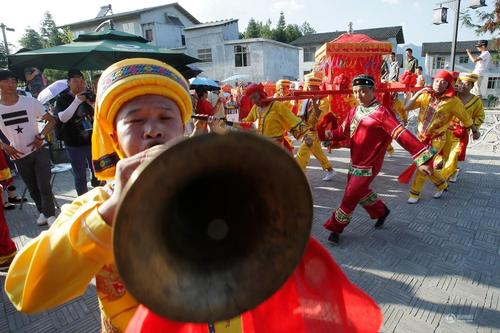 迎親隊(duì)伍在表演。