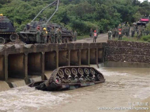 臺陸軍564旅16日在屏東操演時，一輛CM11戰(zhàn)車疑因雨天路滑，翻覆至5米深的網(wǎng)沙溪，車上5人，除駕駛逃生外，其余4人送醫(yī)搶救后不治。