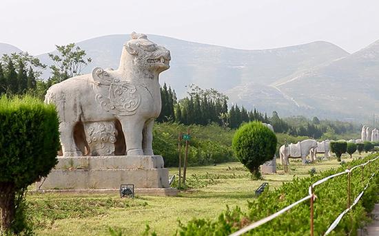 陜西帝陵守墓用木棍應(yīng)對盜賊 人少靠招村民巡視