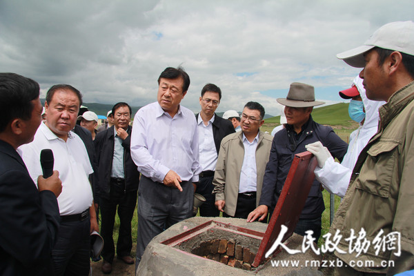 農(nóng)業(yè)部副部長于康震參觀剛察縣新海村犬糞無害化處理點(diǎn) _副本