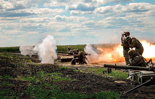 烏軍無后坐力炮陣地依次開火。