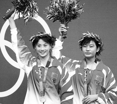 　　2004年雅典奧運(yùn)會(huì)，勞麗詩（右）與李婷斬獲女子10米雙人跳臺(tái)金牌，那年她才17歲，自稱是運(yùn)動(dòng)生涯的巔峰