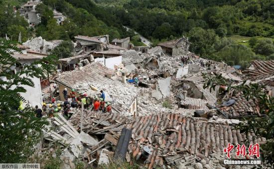 意大利中部城市PESCARA DEL TRONTO收到地震影響，大量建筑成為廢墟。