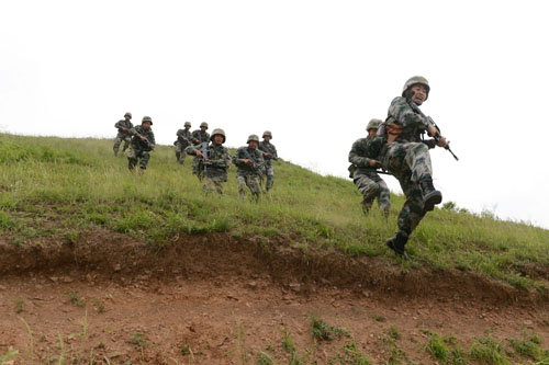 資料圖：陸軍第39集團(tuán)軍某紅軍旅官兵在演習(xí)中發(fā)起沖鋒