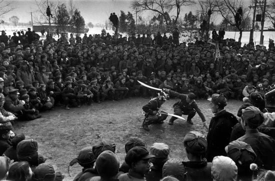 1957年，在北京北郊的村子里，由工農(nóng)合作社組織的慶祝農(nóng)歷新年的表演，由京劇演員和農(nóng)民共同參演。