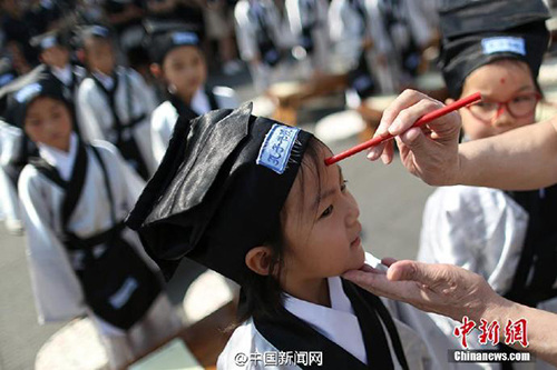 　　8月31日百余小學(xué)新生在南京夫子廟大成殿前“開筆破蒙”，通過向孔子像行禮、誦讀《論語》、學(xué)寫“人”字、朱砂開智、聆聽?zhēng)熼L(zhǎng)寄語等，宣告正式成為一名學(xué)生。