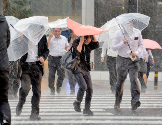 強臺風(fēng)橫掃半個日本暴雨成災(zāi)致36人傷2人失蹤