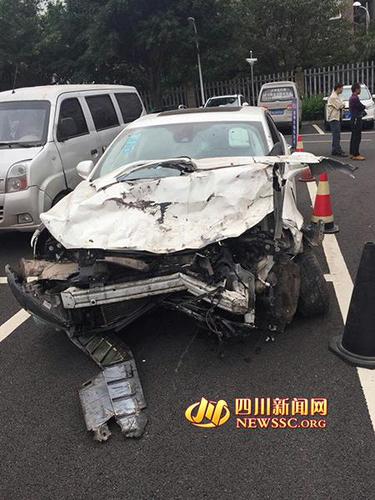 裸體小伙凌晨搶車飛馳 撞翻面包車致2人重傷(圖)