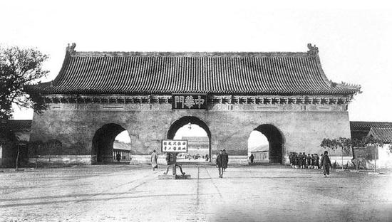 1959年，擴(kuò)建天安門廣場(chǎng)，中華門被拆除