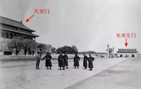 因交通問題，1952年8月將長(zhǎng)安左、右門拆除