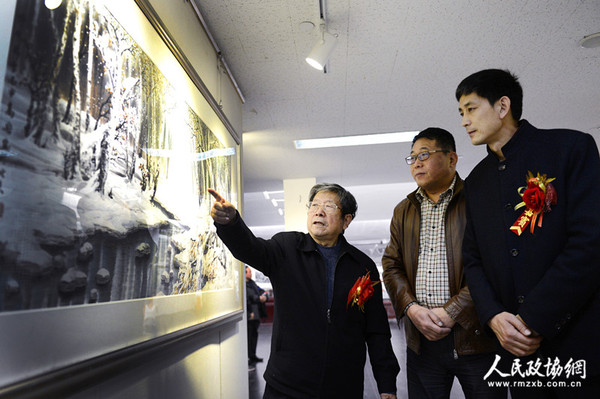 00010A0001A冰雪山水畫創(chuàng)始人、著名畫家于志學(xué)在學(xué)生高宏的畫展上和嘉賓交流冰雪畫創(chuàng)作技巧_副本