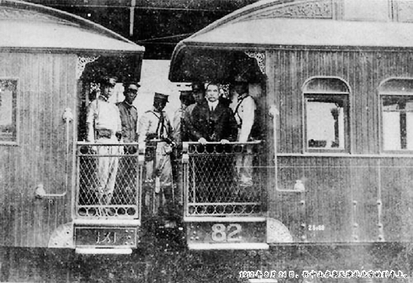 1912年8月24日，孫中山在離天津赴北京的列車上。