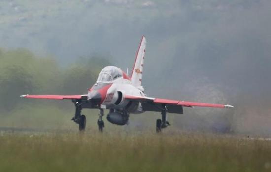 中國海軍教練機(jī)空中遇重大特情 高速俯沖時突然斷電