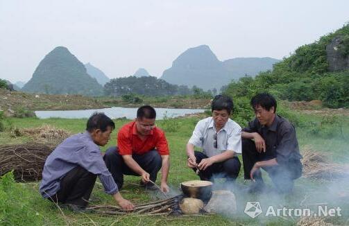 圖為中國社會科學(xué)院考古研究所考古專家在進(jìn)行“雙料混煉”考古實(shí)驗?！铌悺z