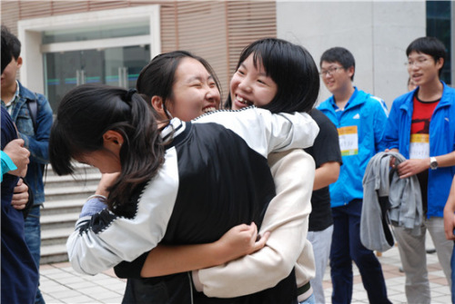  10月16日，湖北大學“迷馬”挑戰(zhàn)后，挑戰(zhàn)者高興地抱在一起，友情在“迷馬”挑戰(zhàn)現(xiàn)場綻放。章雪妮／攝