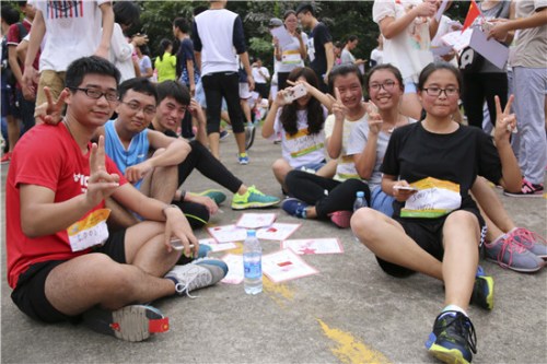  10月23日，福建師范大學，“迷馬”選手挑戰(zhàn)后在休息處合影留念，他們臉上露出挑戰(zhàn)成功的喜悅。蘇澤汗／攝