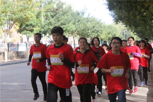  10月23日，河北民族師范學院，學院PK“迷馬”挑戰(zhàn)中，身著院服的同學們，隊形緊湊，每個人都努力奔跑。 李辰陽／攝