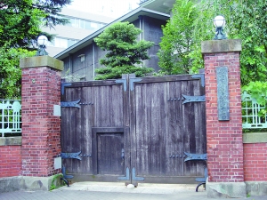 位于日本東京上野公園的東京美術(shù)學(xué)校舊址，今屬東京藝術(shù)大學(xué)