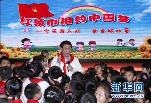 2014年5月30日上午，習(xí)近平來到北京市海淀區(qū)民族小學(xué)，參加慶祝“六一”國(guó)際兒童節(jié)活動(dòng)。這是習(xí)近平在參加少先隊(duì)入隊(duì)儀式時(shí)，向少先隊(duì)員們致以節(jié)日問候。新華社記者 鞠鵬 攝