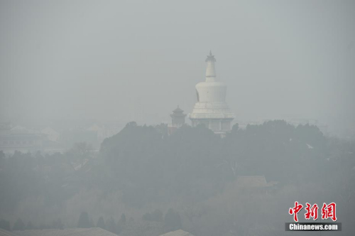 12月20日，北京大霧、霾預(yù)警雙發(fā)，局地能見度不足50米，整個(gè)京城仿佛置身于“仙境”，分不清霧和霾。<a target='_blank' href='http://www.chinanews.com/' >中新網(wǎng)</a>記者 金碩 攝