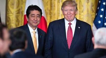 日本首相安倍晉三與美國總統(tǒng)特朗普會面。