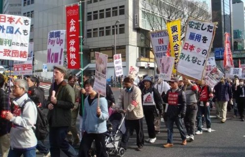 資料圖片：外國(guó)勞務(wù)者在東京集會(huì)，抗議歧視，要求基本權(quán)利。