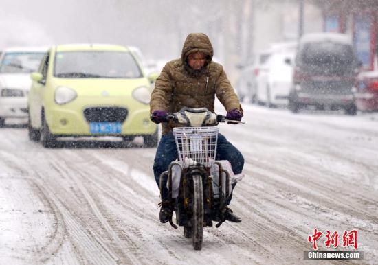 資料圖：2月19日，新一輪強(qiáng)降雪天氣再度“光臨”新疆烏魯木齊市。 <a target='_blank' href='http://www.chinanews.com/'>中新社</a>記者 劉新 攝