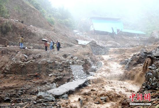 資料圖：2016年9月18至19日，四川攀枝花市境內(nèi)出現(xiàn)特大暴雨，該市仁和區(qū)大田鎮(zhèn)、平地鎮(zhèn)、務(wù)本鄉(xiāng)和東區(qū)銀江鎮(zhèn)等地受災(zāi)嚴重，四川防汛抗旱指揮部稱，此次強降雨已致攀枝花市4個縣(區(qū))15個鄉(xiāng)鎮(zhèn)12669人受災(zāi)，6人死亡、11人失蹤。據(jù)悉，此次暴雨攀枝花市8個監(jiān)測點降雨量達100毫米以上，主要分布在東區(qū)和仁和區(qū)。其中仁和區(qū)水淌田水庫監(jiān)測點降雨量達236.2毫米。多個縣區(qū)出現(xiàn)大面積山體滑坡、塌方、泥石流、山洪等自然災(zāi)害，個別地方高速公路道路阻斷、隧道塌方、民房沖毀。吳從昊 攝