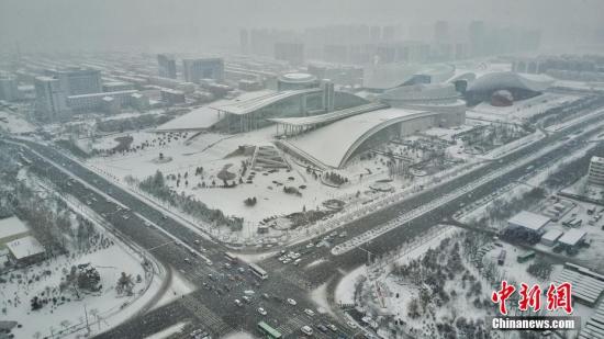 2月21日，呼和浩特降下大雪，交通受阻，市內(nèi)快速路全線封閉，當(dāng)?shù)貧庀蟛块T發(fā)布暴雪黃色預(yù)警與道路結(jié)冰黃色預(yù)警信號(hào)。徐小鋼 攝