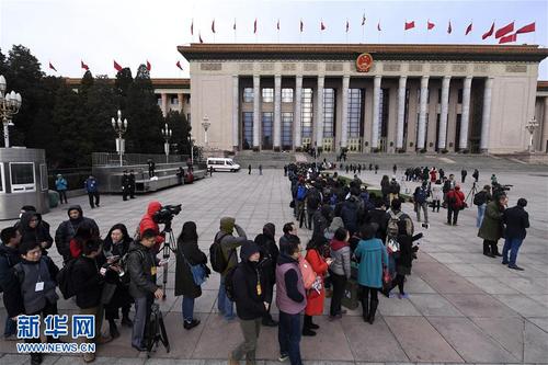 3月5日，第十二屆全國人民代表大會(huì)第五次會(huì)議在北京人民大會(huì)堂開幕。這是記者在人民大會(huì)堂外排隊(duì)等待進(jìn)入會(huì)場。 新華社記者燕雁攝