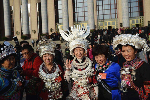 少數(shù)名族代表在人民大會堂前合影留念_