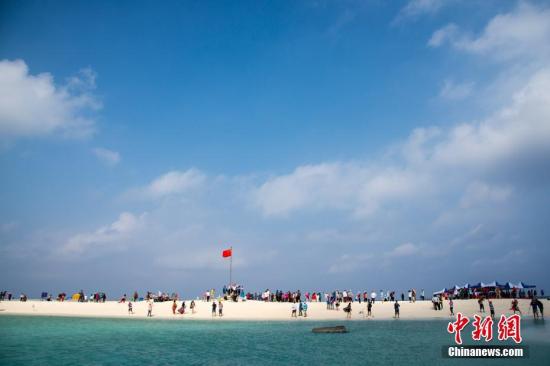 近日，<a target='_blank' href='http://www.chinanews.com/'>中新社</a>記者隨新投入西沙生態(tài)旅游航線運(yùn)營(yíng)的“長(zhǎng)樂公主”游輪，進(jìn)入西沙群島永樂環(huán)礁，探訪風(fēng)景如畫的西沙海域。圖為全富島風(fēng)光。<a target='_blank' href='http://www.chinanews.com/'>中新社</a>記者 洪堅(jiān)鵬 攝