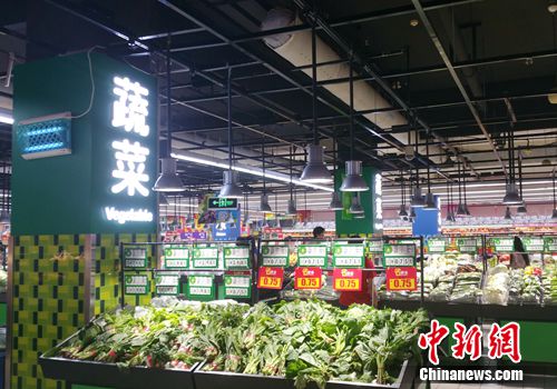 資料圖。超市中的蔬菜區(qū)。<a target='_blank' href='http://www.chinanews.com/' >中新網(wǎng)</a>記者 李金磊 攝