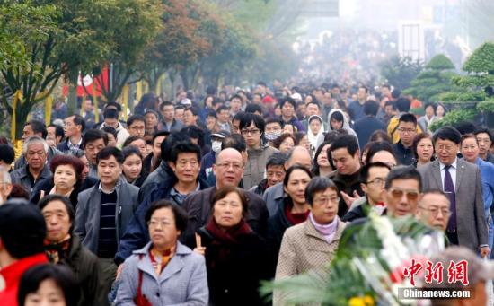 資料圖：2015年4月5日，上海周邊墓區(qū)迎來掃墓大客流。隨著民眾觀念的不斷改變，文明祭掃已成常態(tài)。<a target='_blank' href='http://www.chinanews.com/'>中新社</a>發(fā) 湯彥俊 攝