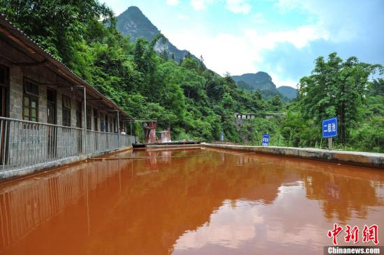 資料圖：7月6日，位于廣西河池市環(huán)江縣北山村的北山溪長達(dá)7公里的流水顏色發(fā)黃，流經(jīng)之處河床、石頭、草木無不被“染色”。圖為一鉛鋅礦開采企業(yè)的礦坑水處理池，存在未對(duì)礦坑水進(jìn)行任何處理就向溪流排放的嫌疑。洪堅(jiān)鵬 攝